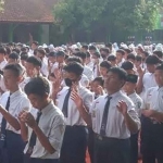 Sholat gaib dan doa bersama yang digelar siswa SMPN V Kota Mojokerto.