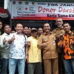 Wabup Moh. Qosim bersama pejabat, perwakilan perusahaan, dan sejumlah komponen masyarakat usai mengikuti donor darah HPN KWG 2017. foto: syuhud/ bangsaonline