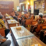 Mia Amiati, Kajati Jatim yang baru, bersilaturahmi ke pimpinan dewan di Gedung DPRD Jawa Timur. foto: ist.