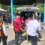 Petugas saat mengevakuasi orang terlantar di kawasan Jl. Gubernur Suryo