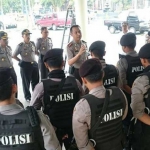 Petugas kepolisian mendapat pengarahan sebelum melakukan penjagaan di Mapolres Pasuruan.