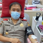 Kompol Wahyu Pristha Utama, S.H., S.I.K., M.H. saat donor darah.
