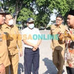 Bupati Gresik, Fandi Akhmad Yani (kanan), saat berbincang dengan sekda dan Camat Tambak usai pelepasan peserta diklat Poltekpel. Foto: SYUHUD/BANGSAONLINE