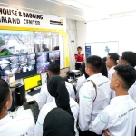  Para Taruna Makmur saat menyaksikan Warehouese & Bagging Command Center Petrokimia Gresik. FOTO: ist.