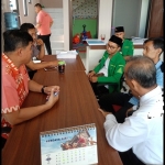 Gus Afi saat melaporkan ke Polres Pasuruan didampingi oleh lawyer dan beberapa anak buahnya.