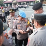 Kasi Propam Polres Kediri, AKP Sukiman saat sedang memeriksa HP salah satu personil. (Ist)