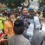 Pemuda Bangkalan saat melakukan aksi demo. (foto: ist).