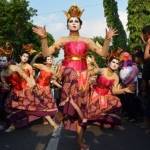 KEARIFAN LOKAL - Pertunjukan tari Thengul di Alun-alun Bojonegoro, Jumat, (5/9/2014). foto: Eky Nurhadi/BangsaOnline
