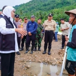 Berbincang dengan warga sekitar. Gubernur Jatim, Khofifah Indar Parawansa meninjau langsung lokasi pembangunan tanggul Bronjong dan memastikan pembangunan telah rampung 100 persen. (Ist)
