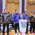 Pj. Gubernur Jatim Adhy Karyono didampingi Kakanwil DJPb Didik Choiroel. Foto: Ist. 