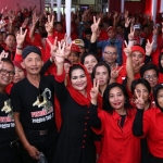 Puti Guruh Soekarno berfoto bersama ribuan kader PDIP di Malang.