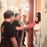 Polsek Sukolilo saat menjaring razia pasangan kumpul kebo di Hotel Ready Room, Jalan Nginden Semolo, Surabaya, Sabtu (30/3/2024) sekitar pukul 23.00 WIB.