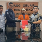 Pelaku beserta barang bukti yang diamankan oleh Satresnarkoba Polres Batu
