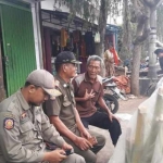 Kasi Penertiban Satpol PP Kota Pasuruan, Sunaryo, saat dialog dengan salah satu PKL. 
