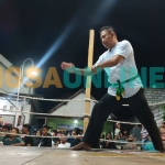 Ketua Fraksi PDIP DPRD Gresik, Noto Utomo, saat menunjukkan kepiawaiannya dalam pencak silat. Foto: SYUHUD/BANGSAONLINE