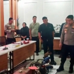 Barang bukti yang dihadirkan dalam konferensi pers ungkap kasus pencurian mesin diesel petani di Mapolres Lamongan