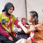 Membaur, Wali Kota Kediri Vinanda Prameswati memberi apresiasi dan semangat anak penyandang disabilitas. (Ist)