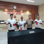Kabid Humas dan Dirreskrimum Polda Jatim menujukan senjata tajam yang dilakukan untuk memeras korban