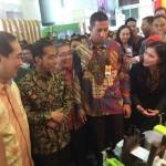 PAMERAN. Paul Janelle, Presiden Direktur PT HM Sampoerna Tbk saat meninjau stan pameran  Trade Expo 2014.