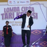 Wakil Wali Kota Kediri saat membuka lomba cipta tari yang ditandai dengan lecutan pecut. Foto: Ist