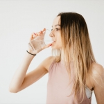 Minum air putih sangat penting bagi untuk menjaga fungsi organ tubuh