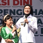 Wali Kota Kediri Vinanda Prameswati saat berdialog dengan salah satu siswa. Foto: Ist.