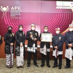 Bupati Yuhronur Efendi dan Wabup Abdul Rouf menerima piala dan penghargaan APE 2020.
