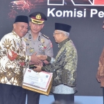 Bupati Fadeli saat menerima penghargaan dari Wakil Presiden RI KH. Ma