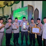 Perwakilan polres Ngawi saat menerima penghargaan Masjid Award 2024
