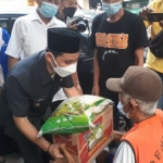 Gus Barra bersama Tim ASC Foundation saat membagikan paket sembako di Pasar Dlanggu Kecamatan Dlanggu, Kabupaten Mojokerto. (foto: ist)