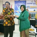 Rektor Unipa Surabaya Drs. H. Djoko Adi Walujo S.T, M.M., DBA menerima cinderamata dari Wali Kota Surabaya Tri Rismaharini. foto: DEVI FITRI/ BANGSAONLINE