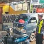 Mobil dan motor yang terlibat kecelakaan dalam keadaan ringsek.