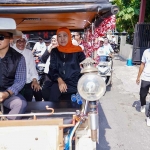 Khofifah Indar Parawansa naik delman saat belanja di Pasar Jumat Legi Sidoarjo, Jumat (15/11/2024). Foto: BANGSAONLINE