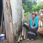 Tampak Pj Wali Kota Mojokerto berkunjung dan bercengkrama dengan seorang lansia tidak mampu.