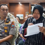 Wali Kota Risma bersama Kapolrestabes Kombes Pol Sandi Nugroho saat jumpa pers.