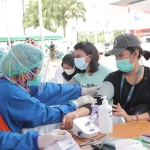 Para pekerja publik saat dites tensi darahnya sebelum disuntik vaksin. foto: ist.