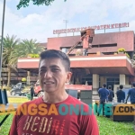 Kabag Umum Pemkab Kediri, Mustika Prayino Adi, saat memberi keterangan ke awak media di sela-sela pembersihan pascakerusuhan. Foto: MUJI HARJITA/BANGSAONLINE
