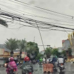 Kabel utilitas yang semrawut di Jalan Giri, Kecamatan Kebomas, Gresik. Foto: Ist