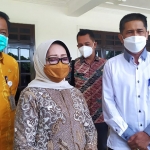 Bupati Jombang Hj. Mundjidah Wahab saat dikonfirmasi wartawan di Pendopo Kabupaten. (foto: AAN AMRULLOH/ BANGSAONLINE)