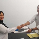 Diah A Kusumadewi saat menyerahkan berkas pendaftaran lelang jabatan sebagai Kasatpol Kota Malang kepada tim pansel, Rabu (22/03).