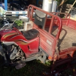 Kondisi motor roda tiga Viar usai terlibat kecelakaan dengan Honda Megapro di Krian, Sidoarjo.