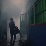Petugas saat melakukan fogging di kamar hunian warga binaan Lapas Surabaya.