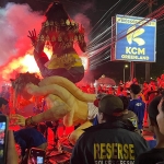 Umat Hindu di Desa Laban, Beton, serta Desa Pengalangan, Kecamatan Menganti, ketika pawai ogoh-ogoh merayakan Hari Raya Nyepi Tahun Baru Saka 1984. Foto: Ist.
