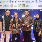 VP Komunikasi Korporat PG, Rama Yusron H. (dua dari kanan) bersama Sekretaris Jenderal SPS, Asmono Wikan, dan Tim Komunikasi Korporat PG usai menerima Gold Winner Kategori Media Relations Awards 2025 pada ajang Penghargaan 79th Serikat Perusahaan Pers.