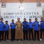 Bupati Yuhronur Efendi didampingi Direktur Perumda Pasar Lamongan Suhartono menunjukkan jersey POL. 