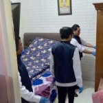 Petugas saat menggeledah rumah oknum polisi yang terlibat jaringan narkoba antarpulau.