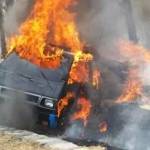 APES: Mobil pick up milik Samporno terbakar usai lewati kebakaran hutan. foto: suwandi/BANGSAONLINE