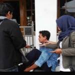 Salah seorang saksi terperiksa sedang diwawancarai wartawan di masjid sekitar kompleks Mako Satuan Brimob Detasemen C Pelopor Jalan Yos Sudarso Kota Madiun. foto: Antara