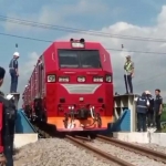 Lokomotif CC 300 saat melewati jembatan yang sedang diuji fungsi. Foto: Ist