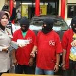 Ketiga tersangka penggelapan didampingi Kasubag Humas Polrestabes Surabaya. foto: eko suyono/ BANGSAONLINE